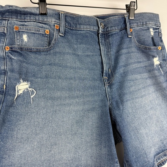 GAP Women’s 16/33 5” Distressed Denim Shorts Medium Wash - Picture 2 of 7